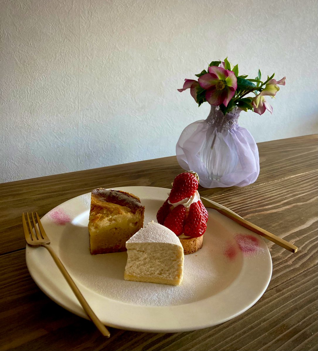 verb_cakecafe's tweet photo. cafe verb 𐔌՞・·・՞𐦯
𓌉◯𓇋 いちごタルト🍓
𓌉◯𓇋 ガトーバスク
𓌉◯𓇋 ベイクドバニラチーズケーキ
#cafe #coffee #flower #gateaubasque
#ガトーバスク #クリスマスローズ https://t.co/XX4MAD0ZAx