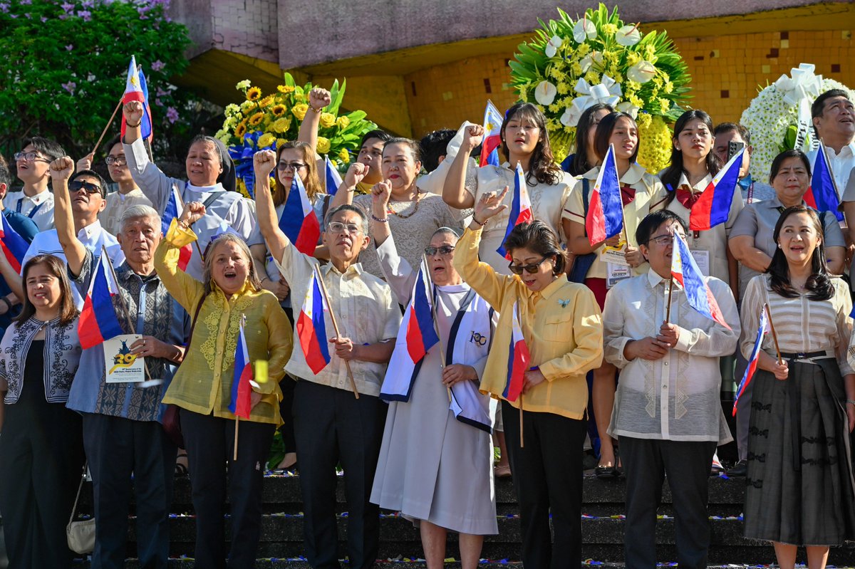 TINGNAN: Nagsagawa ng commemorative program sa harap ng EDSA People Power Monument ngayong ika-39 na anibersaryo ng EDSA People Power.

Dinaluhan at pinangunahan ng mga opisyales ng Quezon City, National Historical Commission of the Philippines, at EDSA People Power Commission