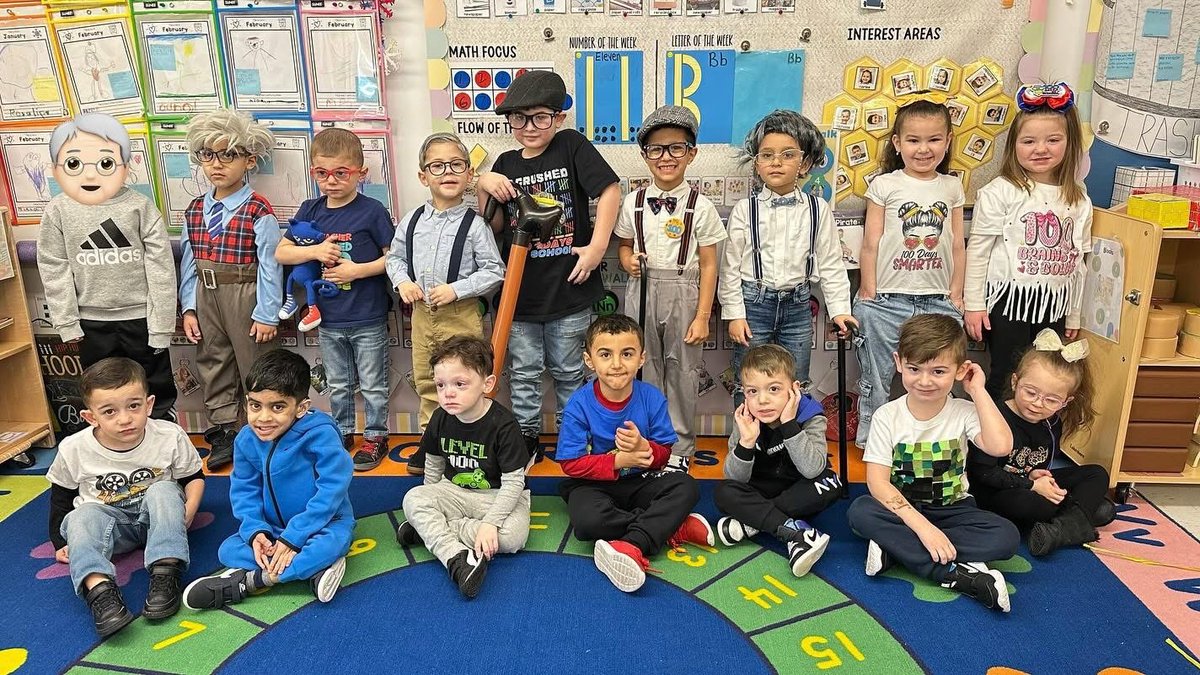D31BeeHiveSI's tweet photo. Pre-K 2 at our Woodrow Hive is feeling 100 today! #100thdayofschool #woodrow #fun #d31istheplaceto🐝 @DrJoyAbrams @AP_JelaniMiller @CSD31SI @NYCSchools https://t.co/8x1TH5krD3