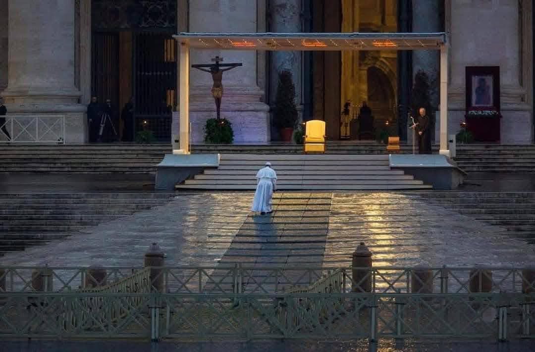 caudelbarco's tweet photo. Como olvidar cuando oraste por todo el mundo en la pandemia. Rezo por que Dios te conceda la salud Santo Padre #PapaFrancisco ♥️ https://t.co/0xiobgl6e2