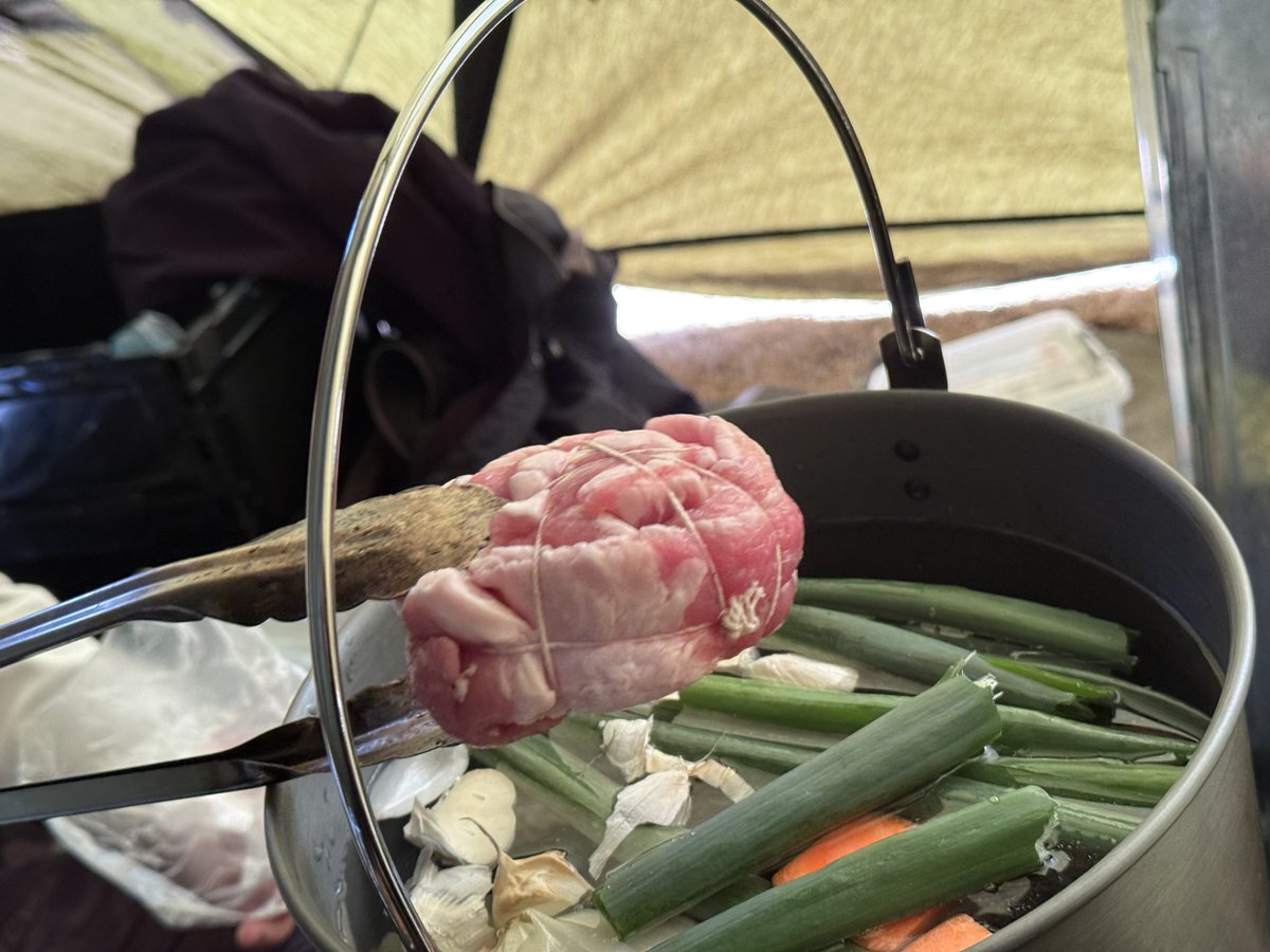 mahiro321's tweet photo. 鶏がら使ってスープつくって、醤油ラーメンとスタミナ冷やし作ってくれました。

テント設営して待ってると、すごい食事が出てくる、楽しいキャンプでした。 https://t.co/guWNsfOZlf