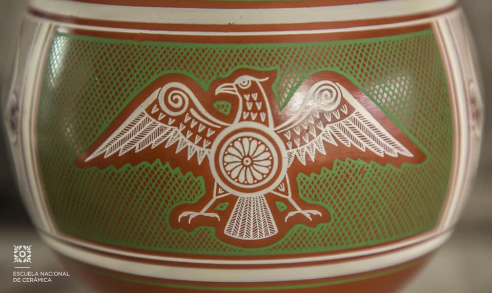 Al barro bandera se le asigna este nombre por los colores verde, blanco y rojo de los engobes que se usan en la decoración. 

Esta técnica es oriunda de Tonalá, Jalisco, y está en riesgo por la disminución de los artesanos que la realizan. 

#DíadelaBandera