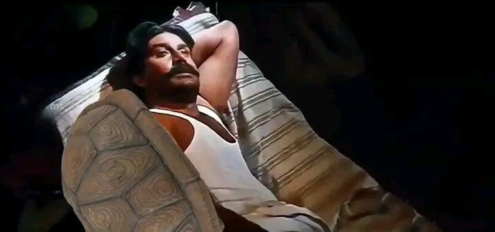 ஒரு நாள் புல்லா போனை உத்து பாத்தா கூட ஒரு மெசேஜ், ஒரு கால் கூட வராது.. 

 அப்படிபட்ட வாழ்க்கைய தான் வாழ்ந்துட்டு இருக்கேன்...

மனசு வலிக்கல..
பழகிடுச்சி... 🚶🚶