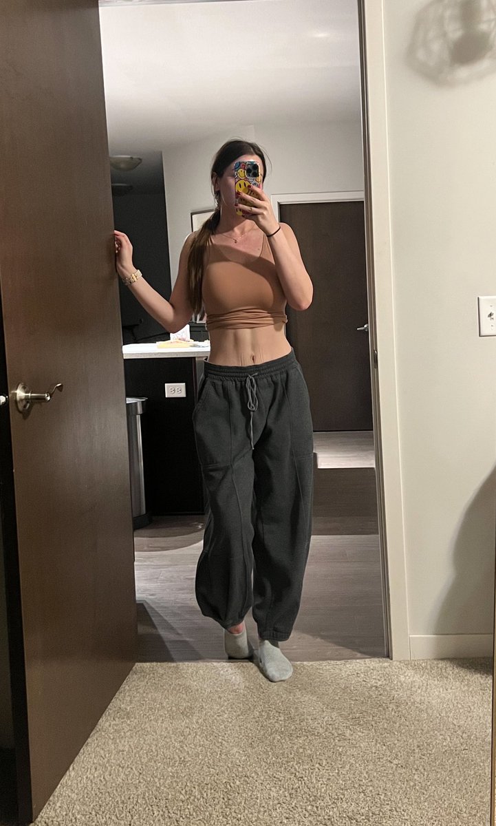 JamieMPLS's tweet photo. Can sweatpants ever be sexy? https://t.co/X85bsIUQDR