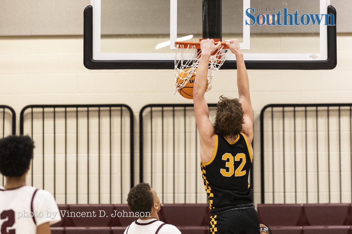 VincentDJohnson's tweet photo. Playoff #basketball is so good!
IHSA 2A Regional quarterfinal
#SouthlandPrep 5⃣4⃣
#ReedCuster 5⃣1⃣
Photo coverage for the @DailySouthtown.
Follow @SouthtownSports for more on the game and @JeffVorva's story.

 @CoachSchoons_RC @rchscomets @SCPCHS https://t.co/WEG4YgqEY1