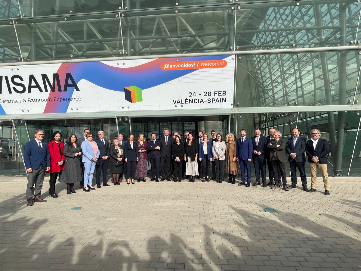 ajvila's tweet photo. 🤝La vicealcaldessa, Maria Fajardo, i el regidor de Relacions Institucionals, Diego Vila, han mostrat el suport de l’Ajuntament al sector ceràmic en la inauguració de la 41 edició de @Cevisama.
#cevisama #azulejo #ceramica https://t.co/DCsFxVYZu7