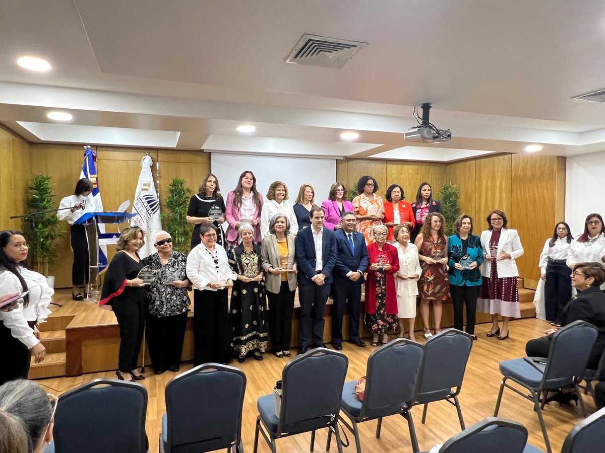 Chanel Mateo Rosa (@chanelsocial) on Twitter photo En un acto que lo enaltece, el ministerio de Economía y Planificación, ha reconocido hoy la trayectoria de importantes economistas, mujeres que nos llenan de orgullo , profesoras de generaciones y profesionales brillantes.
<a href="/mercedesmacarr2/">Mercedes Carrasco</a> <a href="/aticanete/">Ati Cañete Alonso</a> .
Magdalena Lizardo . En un acto que lo enaltece, el ministerio de Economía y Planificación, ha reconocido hoy la trayectoria de importantes economistas, mujeres que nos llenan de orgullo , profesoras de generaciones y profesionales brillantes.
<a href="/mercedesmacarr2/">Mercedes Carrasco</a> <a href="/aticanete/">Ati Cañete Alonso</a> .
Magdalena Lizardo .