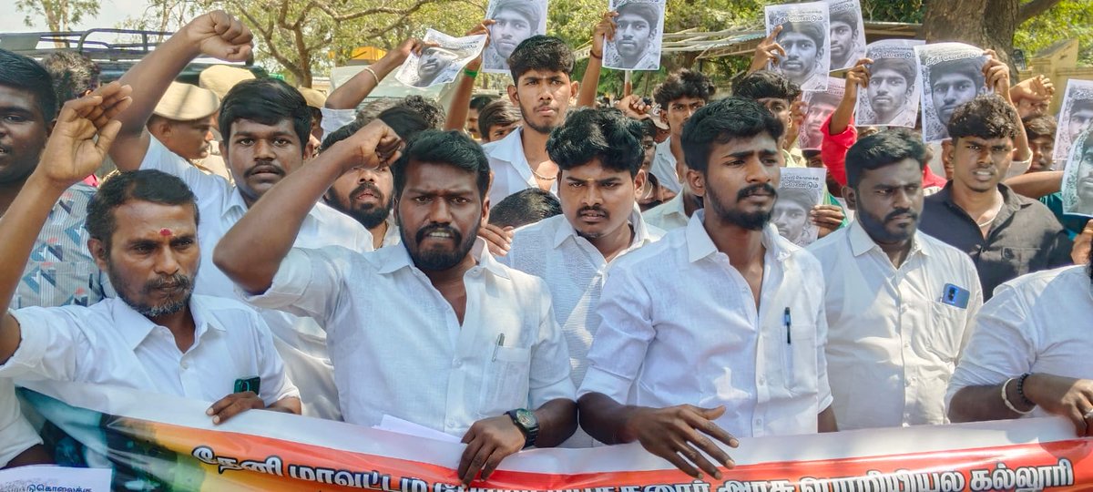 Muthupandi003's tweet photo. தேனி அரசு பொறியியல் கல்லூரியில் படுகொலை செய்யப்பட்ட நெல்லை மாணவன் விக்னேஷ்க்கு நீதி கேட்டு நெல்லை ஆட்சி தலைவர் அலுவலகம் முற்றுக்கை...

#justiceforvignesh  #tirunelvellidistrictcollector
#collectortirunelveli #protest #aarpatam #nellaicollectoroffice #tamilagamakkalmunnetrakalagam https://t.co/3rXGLrujRM