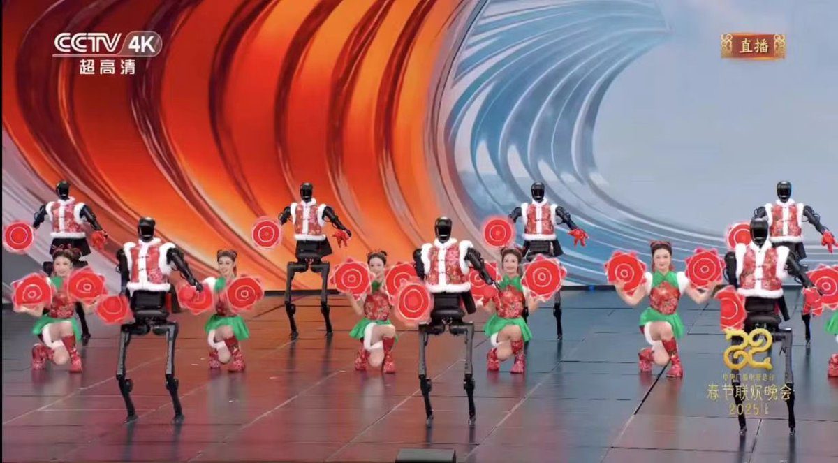 touch_beijing's tweet image. After &quot;Fu Xi&quot;, the dancing robot, became a hit during the China&apos;s #SpringFestivalGala, police departments in many parts of China have recruited robots, with &quot;#robotpolice&quot; now on duty at tourist attractions.