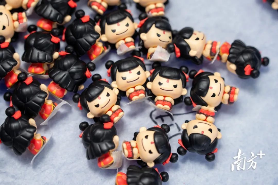 GO_Guangdong's tweet image. So cute! As of Feb. 24, the box office of Ne Zha 2 soared past 13.8 BILLION RMB. Statistics show that just half a month after its release, merchandise sales for #NeZha 2 have surpassed 400 MILLION RMB, with numbers still skyrocketing. #Dongguan is cashing in big time by securing