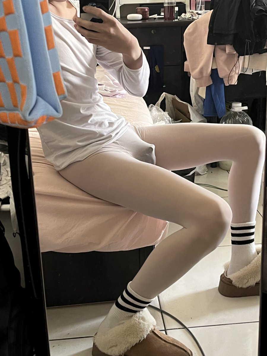 白絲和白襪都穿了整整兩天睡覺和上班也穿著沒脫呢🥵
