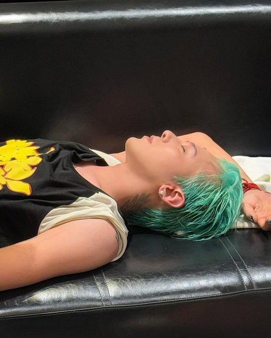 IVIPStillAlive's tweet photo. VIP por 7 años escuchando las mentiras que GD regresara // VIP hoy que será lanzado el tercer álbum del Rey de la industria. 

G-DRAGON ÜBERMENSCH OUT NOW #GDRAGON_TOOBAD #GDRAGON_DRAMA #GDRAGON2025
@IBGDRGN https://t.co/fSNgXTItcg
