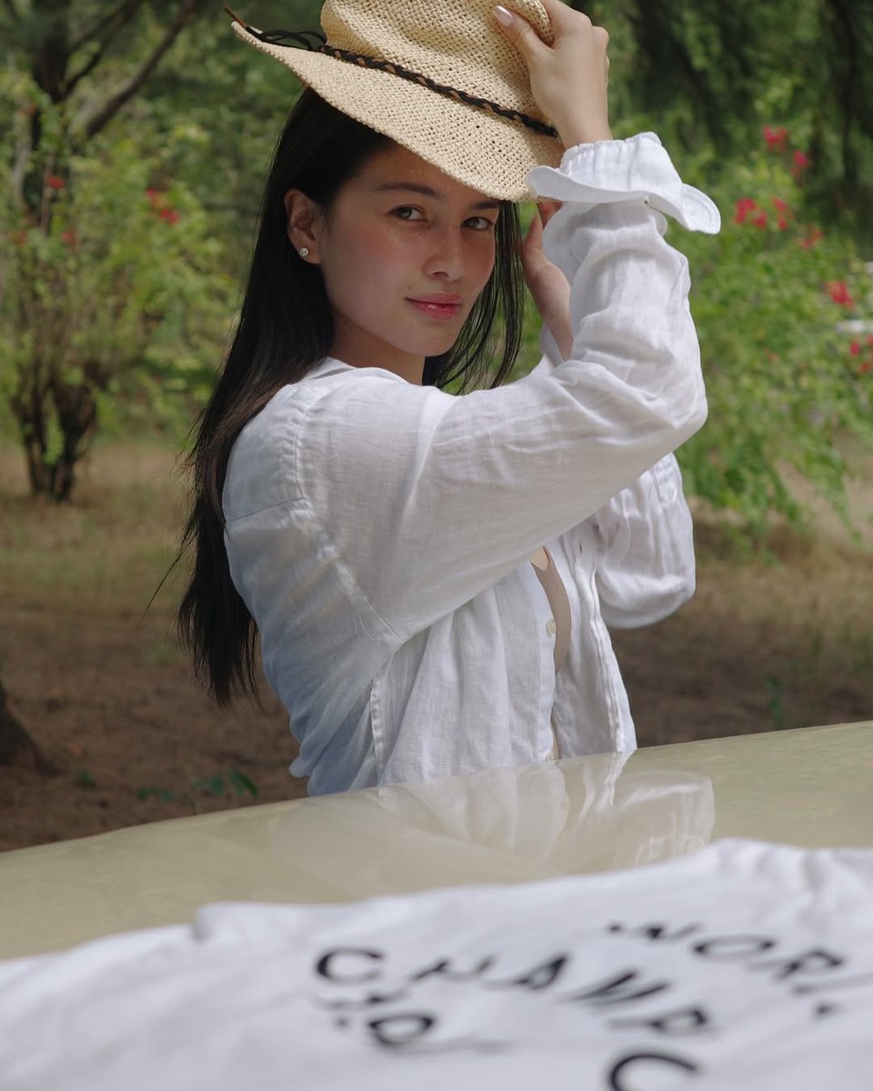 NewsKoPH's tweet photo. BLOOMING si Elisse Joson sa kanyang latest viral photos sa IG.

"Something about nature makes me breathe deeper, think clearer, and feel lighter," sey niya sa post.

📸 IG/ @elissejosonn

Sundan: https://t.co/cPs5DJ6wL9 https://t.co/h1Ka3xvbTx