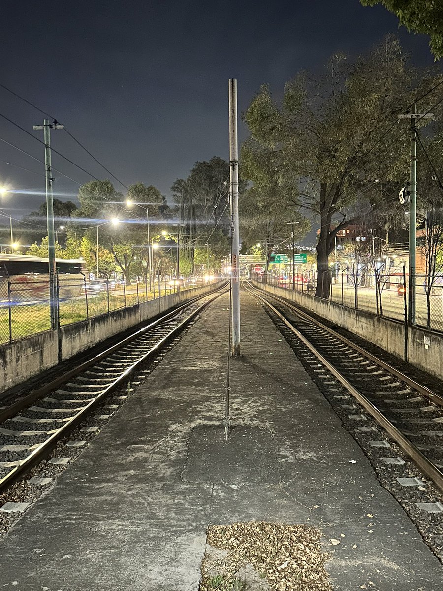 ¿Alguien sabe qué pasa con el Tren ligero? 

20 minutos y no pasa ninguno (en los dos sentidos) 

<a href="/STECDMX/">Servicio de Transportes Eléctricos CDMX</a>