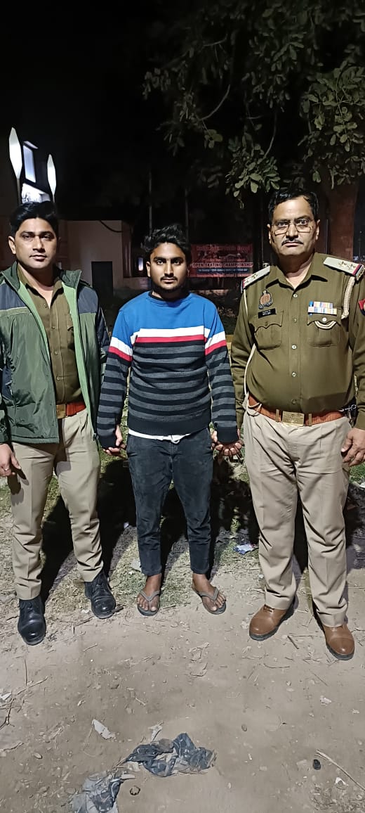 LokmatTimes_ngp's tweet image. Man arrested in Meerut, UP, after viral video showed him spitting on rotis while making them at a wedding ceremony. Police took action after clip sparked outrage. #Meerut #FoodSafety #WeddingControversy #UttarPradesh