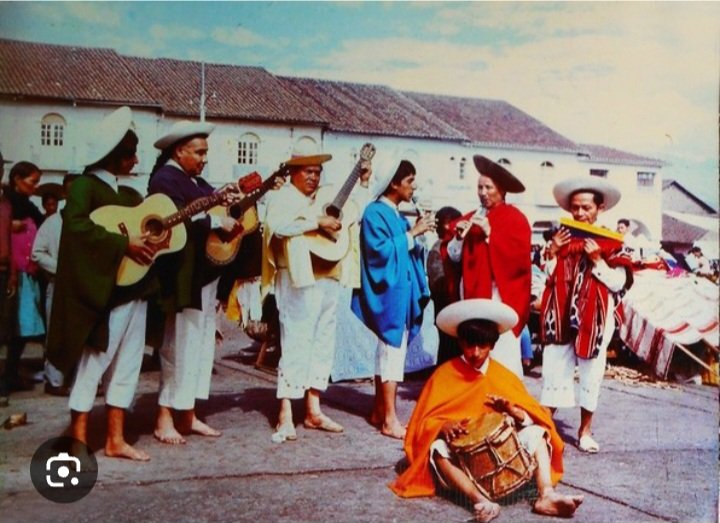 CarolinadelCis3's tweet photo. La música en Ecuador se ha desarrollado a través de su historia con tres vertientes: una tradicional, otra "docta" o académica y una popular o contemporánea. La tradicional se clasifica a partir de su origen regional y sus fuentes musicales
#rrubis #música https://t.co/rWQu4XA6gI