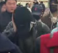 씨발련아 뽀삐뽀가 하고싶음 니얼굴에 해 ㅆㅂ 
첨엔 그정도가 아니라 그냥 찍고 싶었던 거겠지 근데 사람이 엄청 많으니까 급해서 찍다가 실수로 그런거겠지 근데 ㅆㅂ 애가 얼굴을 맞았잖아 아파하잖아 씨발 뉴스앤미디어 기자님도 놀라서 괜찮냐고 물어보시는데 괜찮았겠냐 ㅆㅂ 그냥 공항을 가지마