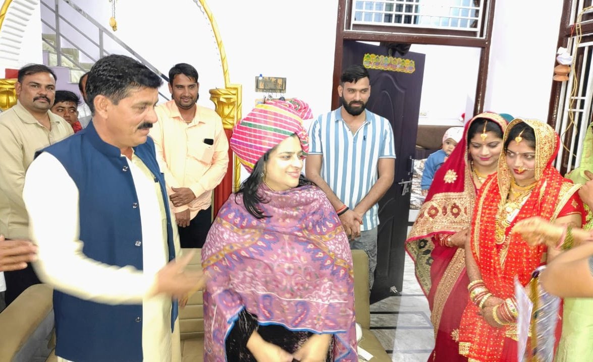Shruti4Progress's tweet photo. गाँव मंनसरवास में सत्यनारायण शर्मा जी के परिवार में शादी समारोह के शुभ अवसर पर पहुँचकर शुभकामनाएँ दीं। परिवारजनों से आत्मीय मुलाकात हुई एवं बिटिया को सुखद वैवाहिक जीवन के लिए शुभाशीष दिया।

@narendramodi @BJP4Haryana  @AmitShah @NayabSainiBJP @MohanLal_Badoli @mlkhattar @blsanthosh @dpradhanbjp @BjpBiplab @PMOIndia