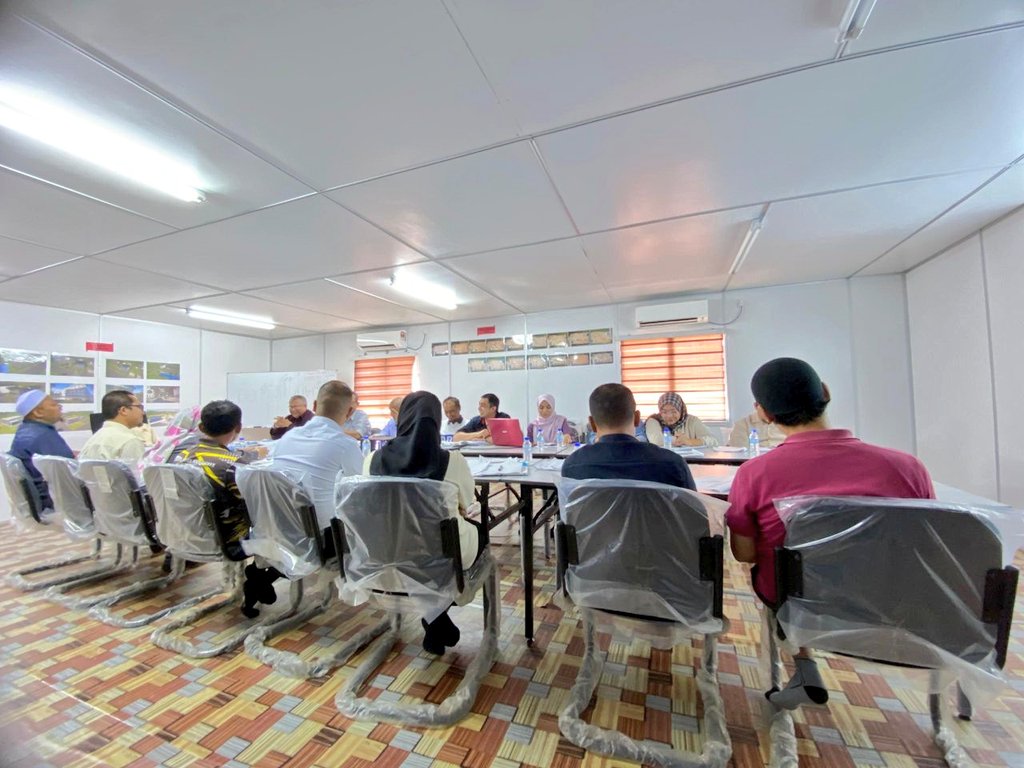 PasukanProjekTrg (@teamprojektrg) on Twitter photo Mesyuarat tapak bulan Februari 2025 projek menyiapkan baki Kerja Bagi Projek Pembinaan dan Kelengkapan Bangunan Baru Pejabat Jabatan Mineral dan Geosains (JMG) Negeri Terengganu.
<a href="/TeamProjekTrg/">PasukanProjekTrg</a> <a href="/JKRTerengganu/">JKR Terengganu</a> <a href="/HasliJKR/">Hasli Ibrahim (Ir. Dr.)</a> <a href="/IrhjNapi/">Ir.Hj.MohdNapi</a> <a href="/hafiezPPK1_JKR/">Ir. Mohd Hafiz Bin Yahya</a>
#PPPNT
#BerJasaKepadaRakyat Mesyuarat tapak bulan Februari 2025 projek menyiapkan baki Kerja Bagi Projek Pembinaan dan Kelengkapan Bangunan Baru Pejabat Jabatan Mineral dan Geosains (JMG) Negeri Terengganu.
<a href="/TeamProjekTrg/">PasukanProjekTrg</a> <a href="/JKRTerengganu/">JKR Terengganu</a> <a href="/HasliJKR/">Hasli Ibrahim (Ir. Dr.)</a> <a href="/IrhjNapi/">Ir.Hj.MohdNapi</a> <a href="/hafiezPPK1_JKR/">Ir. Mohd Hafiz Bin Yahya</a>
#PPPNT
#BerJasaKepadaRakyat