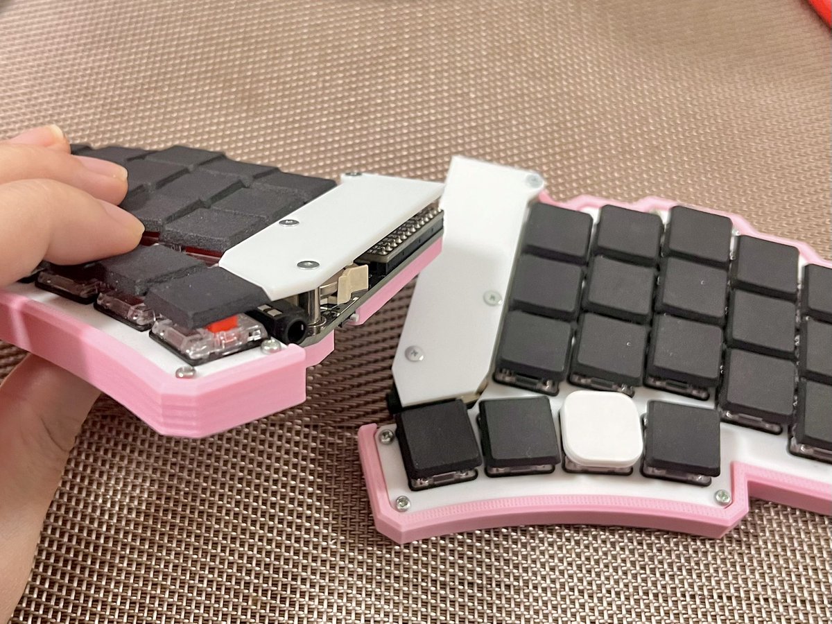 skmoont's tweet photo. minidivideのケースのデータを購入し、印刷してみました。
ネジ穴が小さくなってしまったのでドリルで広げましたが、それ以外はいい感じ。
Promicroカバーとキーキャップも作って統一させたい。 https://t.co/tZyT0qpkYL