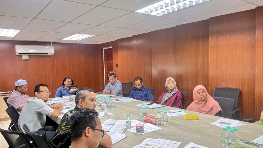 PasukanProjekTrg (@teamprojektrg) on Twitter photo Mesyuarat tapak bulan Februari 2025 bagi Projek Jalan Gemuruh / Banggol Nyoir / Pondok Lalang, Kuala Nerus, Terengganu.
#PPPNT #JKR #BerJasaKepadaRakyat <a href="/JKRTerengganu/">JKR Terengganu</a> <a href="/TeamProjekTrg/">PasukanProjekTrg</a> <a href="/HasliJKR/">Hasli Ibrahim (Ir. Dr.)</a> <a href="/IrhjNapi/">Ir.Hj.MohdNapi</a> <a href="/hafiezPPK1_JKR/">Ir. Mohd Hafiz Bin Yahya</a> Mesyuarat tapak bulan Februari 2025 bagi Projek Jalan Gemuruh / Banggol Nyoir / Pondok Lalang, Kuala Nerus, Terengganu.
#PPPNT #JKR #BerJasaKepadaRakyat <a href="/JKRTerengganu/">JKR Terengganu</a> <a href="/TeamProjekTrg/">PasukanProjekTrg</a> <a href="/HasliJKR/">Hasli Ibrahim (Ir. Dr.)</a> <a href="/IrhjNapi/">Ir.Hj.MohdNapi</a> <a href="/hafiezPPK1_JKR/">Ir. Mohd Hafiz Bin Yahya</a>