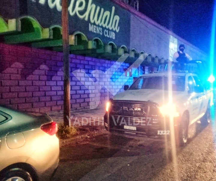 yadithvaldez's tweet photo. ⚠️MUERE HOMBRE EN EL TABLE DANCE “MATEHUALA” EN EL CENTRO DE MONTERREY⚠️

Un hombre de aproximadamente 50 de años, murió al interior del Men’s Club conocido como Matehuala, en el Centro de Monterrey.

El despliegue policiaco se mantiene al interior del establecimiento ubicado en la Avenida Bernardo Reyes y Avenida Francisco I. Madero, donde la zona permanece acordonada.

La víctima quedó sin vida en el segundo piso del inmueble, al exterior del área de los privados.

Aparentemente salía de uno de los servicios ,cuando finalmente se desvaneció.

Las autoridades descartaron de manera preeliminar que tuviera signos de violencia, por lo que presumen que sufrió un paro cardiaco.

La víctima permanecía sin ser identificada.