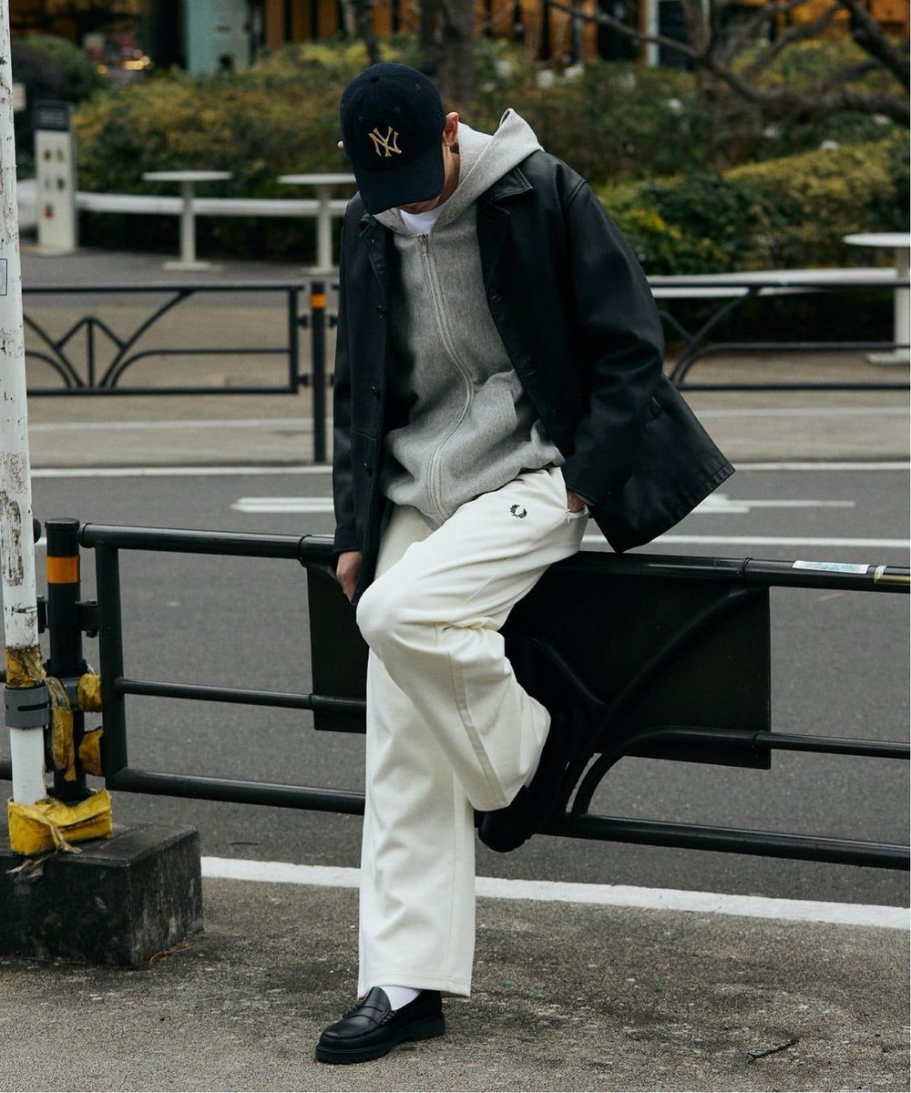 S_HangerLuck's tweet photo. 《FRED PERRY x JOURNAL STANDARD》
新作のトラックパンツいいなぁ。サイドライン・裾のリブを排除したミニマルなデザイン。スラックスにも見える絶妙な表情がGood。 https://t.co/vSTPvtuyqk