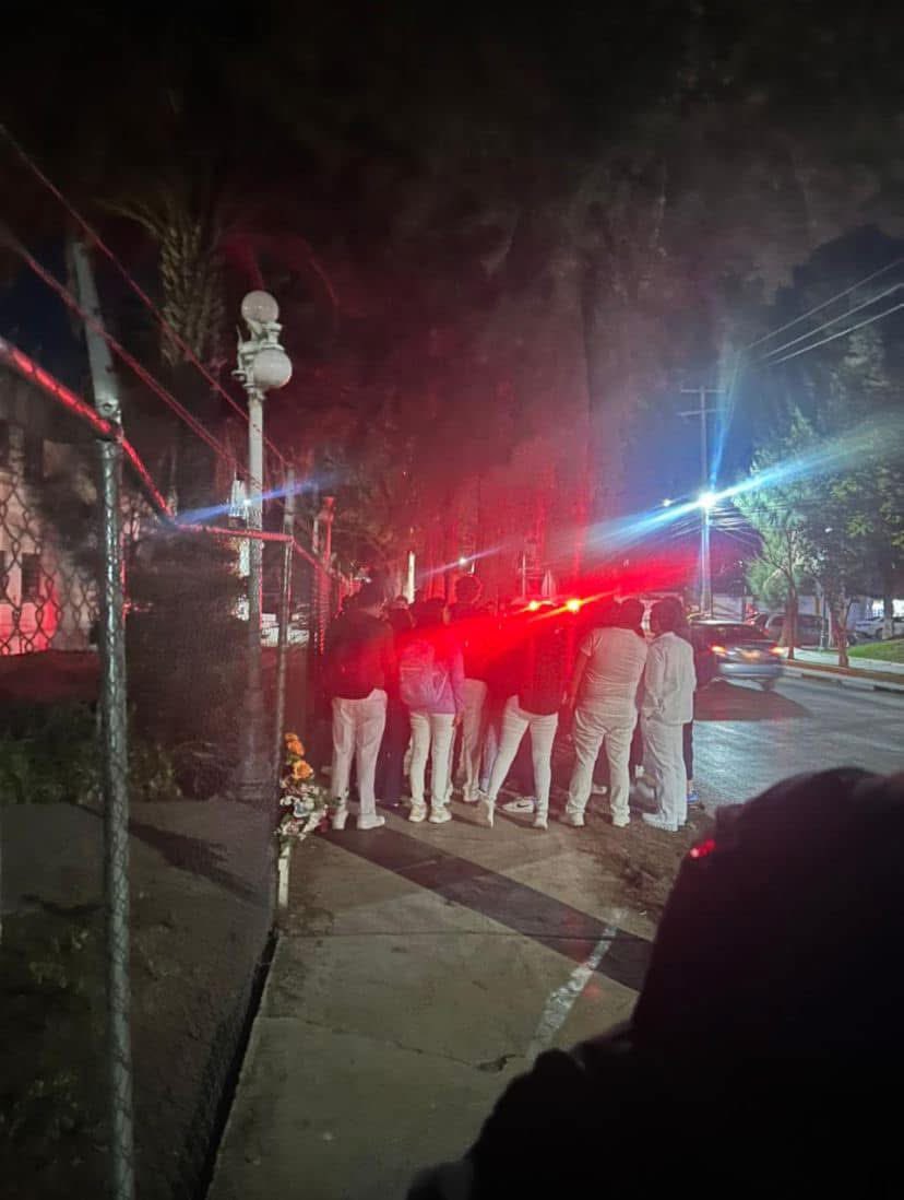 MemesUAEH's tweet photo. ‼️Alumnos de medicina de la #UAEH detienen a asaltante en Pachuca🚨

En Ramírez Ulloa un asaltante robó una alumna, sin embargo, sus compañeros que se encontraban en el lugar reaccionaron rápidamente y lograron detenerlo. https://t.co/qfSrEXPLpX