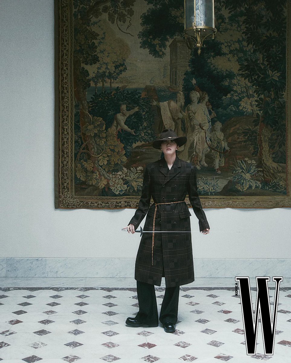 sugadboy's tweet photo. Algunas fotos de #JHOPE para la revista W KOREA en colaboración con Louis Vuitton, una obra de arte

J-HOPE FOR WKOREA 
J-HOPE FOR W KOREA MAGAZINE https://t.co/Lp8wykhLiQ