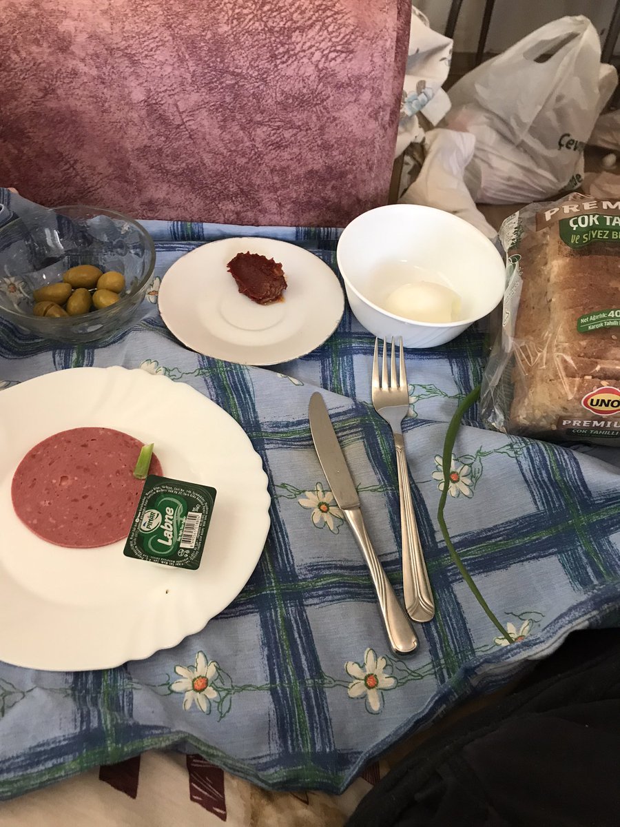 Banu621579's tweet photo. Tepsisiz serpme Brunch keyfi de mi yapmayalım 😉🙏 #brunch  #evdekeyif https://t.co/2Wcfy0nwMi
