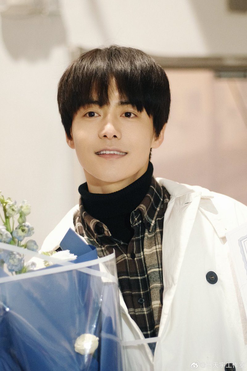 matianyuid's tweet photo. 250225 #MaTianyu Studio shares new pictures on weibo as the drama #TheTripleEchoofLife finish filming

#RayMa #马天宇 #三人行 https://t.co/nHI5KscxiQ