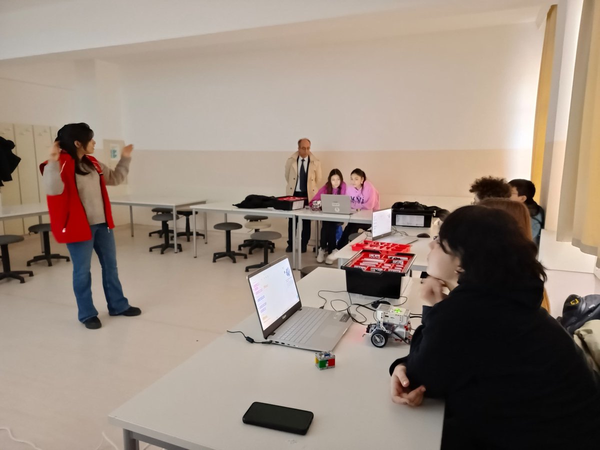 GSB_CanakkaleGM's tweet photo. Sosyal Bilimler Lisesi öğrencilerimizle Robotik Kodlama eğitimlerimizden kareler💻🎯 https://t.co/EcJeozejSZ