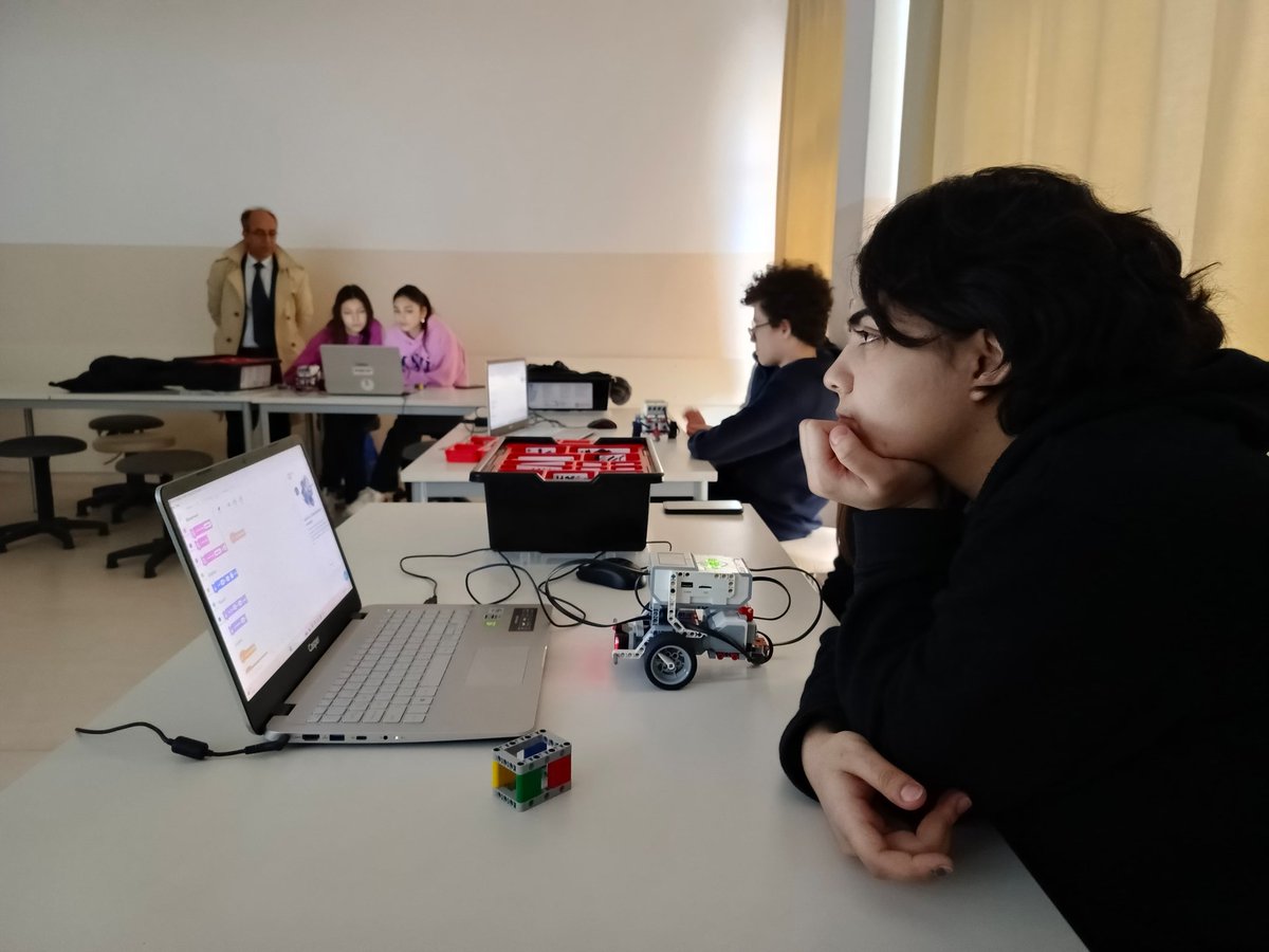 Sosyal Bilimler Lisesi öğrencilerimizle Robotik Kodlama eğitimlerimizden kareler💻🎯