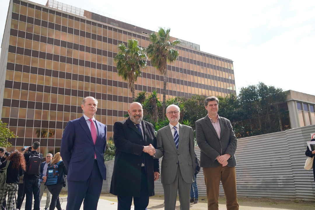 ajuntpalma's tweet photo. 🏛️ Recuperam l’edifici de GESA després de 15 anys 🌊

Hem signat l’adquisició de l’edifici de GESA i dels solars confrontats, posant fi a més de 15 anys de litigis i reclamacions. Amb aquest acord entre Cort i Endesa, la façana marítima passa a ser plenament municipal. https://t.co/4D7c6dUEDE