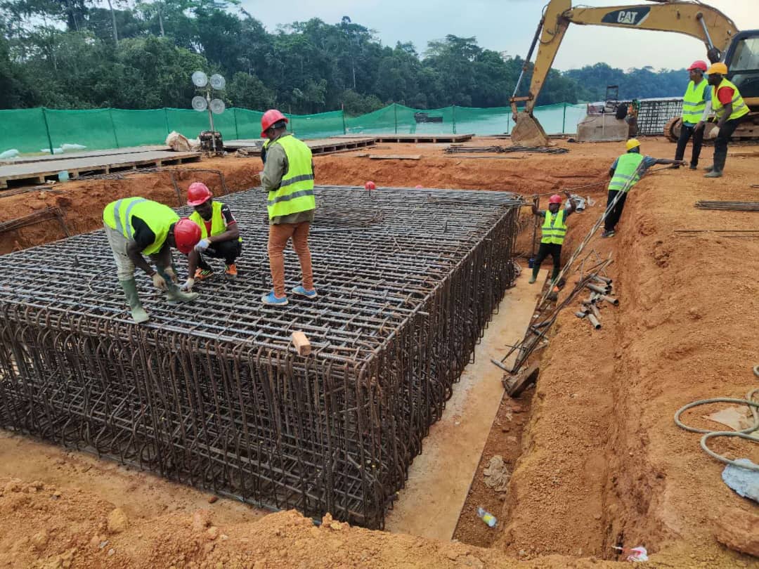 CameroonChine's tweet image. Pont en construction sur le fleuve #Nyong à Malombo-Cameroun par la société chinoise #CFHEC
Images prises par un drone en début de cette journée du travail de 25 février 2025.