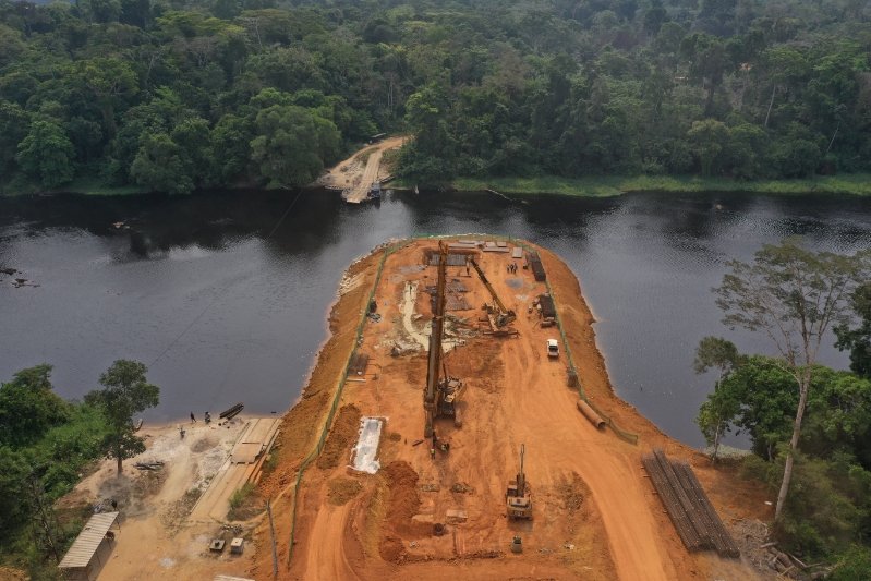 CameroonChine's tweet image. Pont en construction sur le fleuve #Nyong à Malombo-Cameroun par la société chinoise #CFHEC
Images prises par un drone en début de cette journée du travail de 25 février 2025.