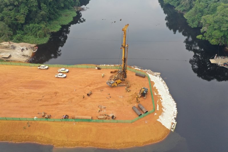 CameroonChine's tweet image. Pont en construction sur le fleuve #Nyong à Malombo-Cameroun par la société chinoise #CFHEC
Images prises par un drone en début de cette journée du travail de 25 février 2025.
