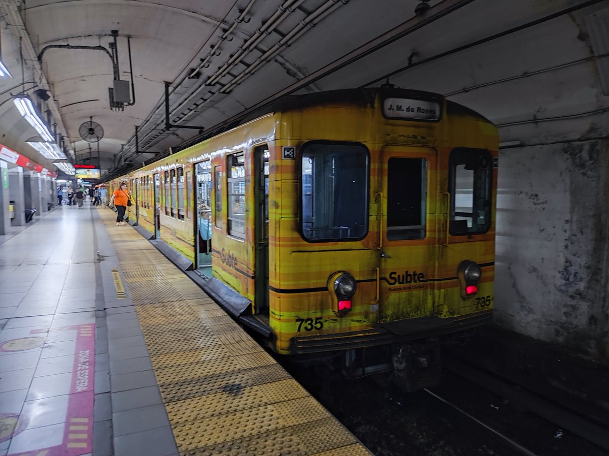 m_oak6's tweet photo. 営団丸ノ内線500形電車

1962年製で高度経済成長期を支えた車両が地球の裏側で現役なのには驚かされる。

ブエノスアイレスにて🇦🇷 https://t.co/1S7AJCSIwD