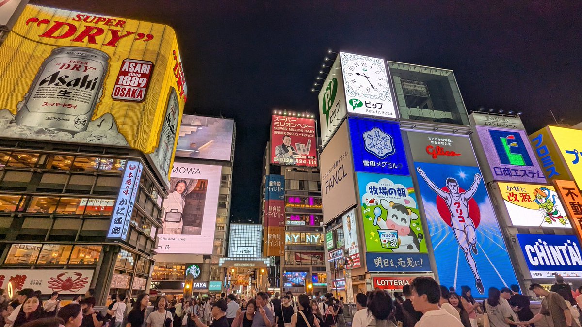 GPkfyNCA18yNzeA's tweet image. 大阪心斎橋
俗に言う&quot;ミナミ&quot;
日本最強のアーケード街と言えば問答無用でここでしょう🤔
ただ最近はインバウンドが多すぎて日本人比率は半分くらいなんじゃないか？むしろ夜は7割外人⋯
#大阪　#アーケード街　#繁華街