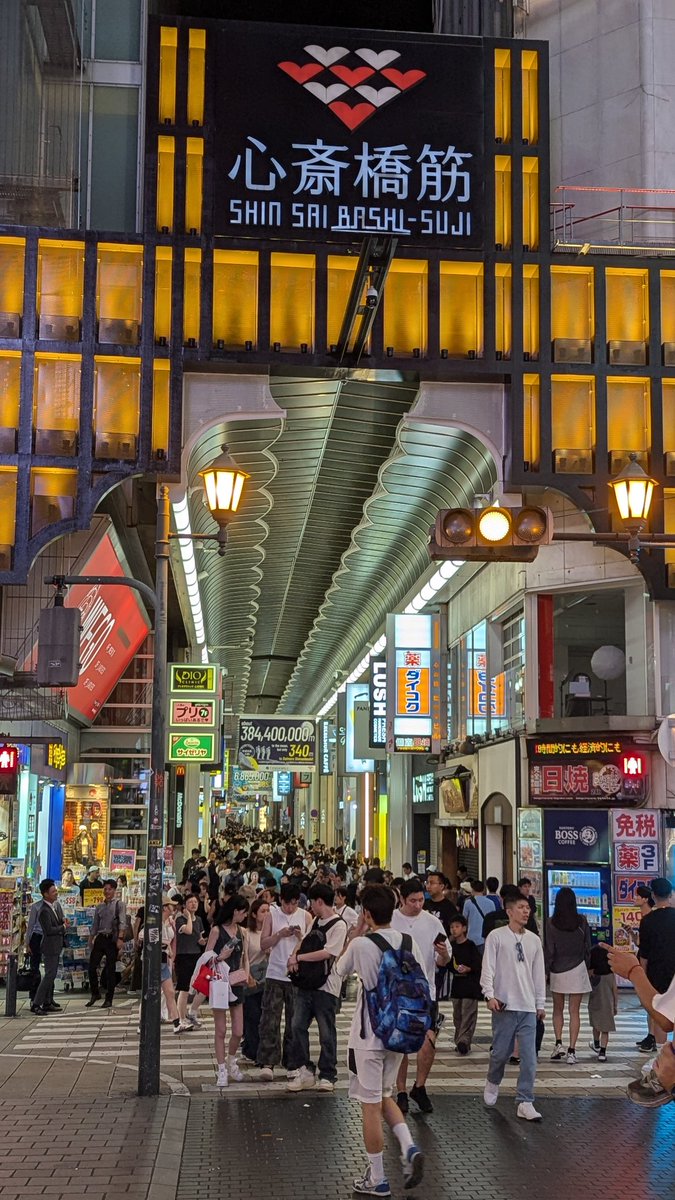 GPkfyNCA18yNzeA's tweet image. 大阪心斎橋
俗に言う&quot;ミナミ&quot;
日本最強のアーケード街と言えば問答無用でここでしょう🤔
ただ最近はインバウンドが多すぎて日本人比率は半分くらいなんじゃないか？むしろ夜は7割外人⋯
#大阪　#アーケード街　#繁華街