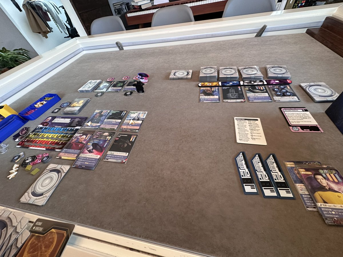 Star trek Captain’s logs mejora mucho al imperium. Más combos, más temático (personalmente ni idea del mundo star trek, pero se siente la exploración ) y más corto. Por poner un pero, sigue teniendo muchas palabras clave que interiorizar.