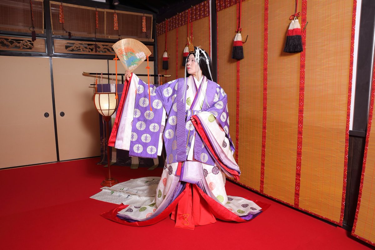 #紫式部 の #十二単 を体験！　　　
高貴さと神秘的な雰囲気がステキでうっとりしてしまいました✨

「本格的な体験ができて嬉しかったです☺️」と姫様も大満足のご様子でした！

* 
★紫式部の十二単　27,500円

2025年も体験できます❗
プロカメラマン撮影もオススメ♪📷

#京都 の雅ゆき