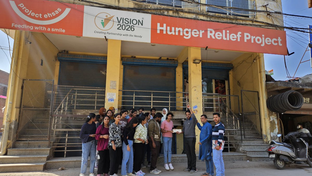 MES Vadakara College MSW students visited our community kitchen in Kanchan Kunj, South Delhi, during their educational trip and lent their support.

Your kindness can be someone’s next meal—let’s make it happen!