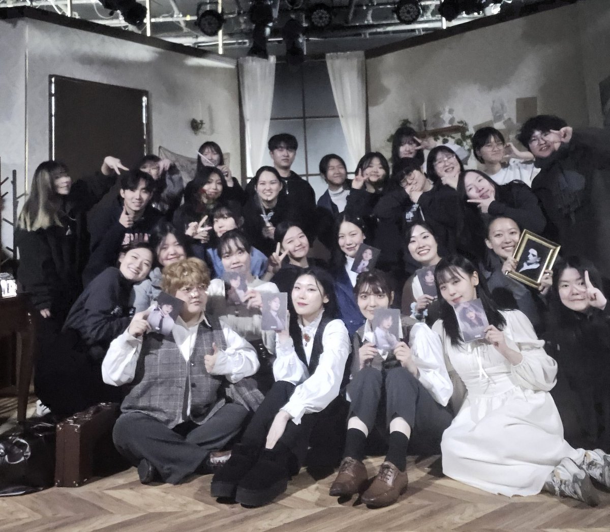 play_soeum's tweet photo. [#루머_더_뱀파이어]
창작집단 소음의 첫 번째 연극, <루머: 더 뱀파이어> 가 무사히 종료되었습니다.
함께해주신 관객분들께 진심으로 감사드립니다.

"그는 매일 밤 나를 찾아온다. 그의 눈동자를 닮은 달빛과 함께."

-
𝟐𝟓. 𝟐. 𝟏𝟕 - 𝟐. 𝟐𝟑
씨어터 조이
#창작집단_소음 https://t.co/NlXJsAl2xx