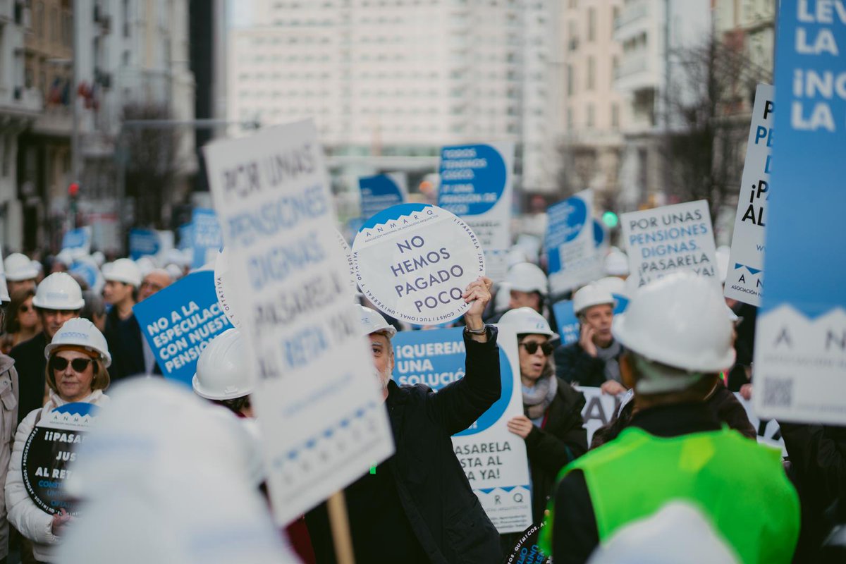 Este sábado 22 de febrero más de 600 socios de ANMARQ - asociación de arquitectos y aparejadores mutualistas de hna- se han manifestado en el centro de Madrid,  junto a los abogados y procuradores, en defensa de una Pasarela al RETA Justa, Constitucional, Universal y Optativa.
