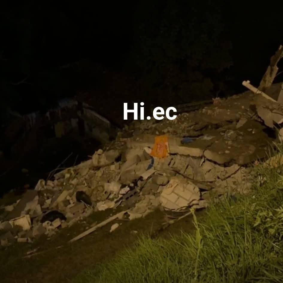 🔴#Atención | #Cuenca | Una vivienda colapsó en el sector San Cápac,  parroquia #Cumbe.

Miembros de Bomberos Cuenca acudieron al lugar para atender la emergencia. No se registró personas heridas.
La casa era de dos pisos, en la que habitaban 5 miembros de una familia.