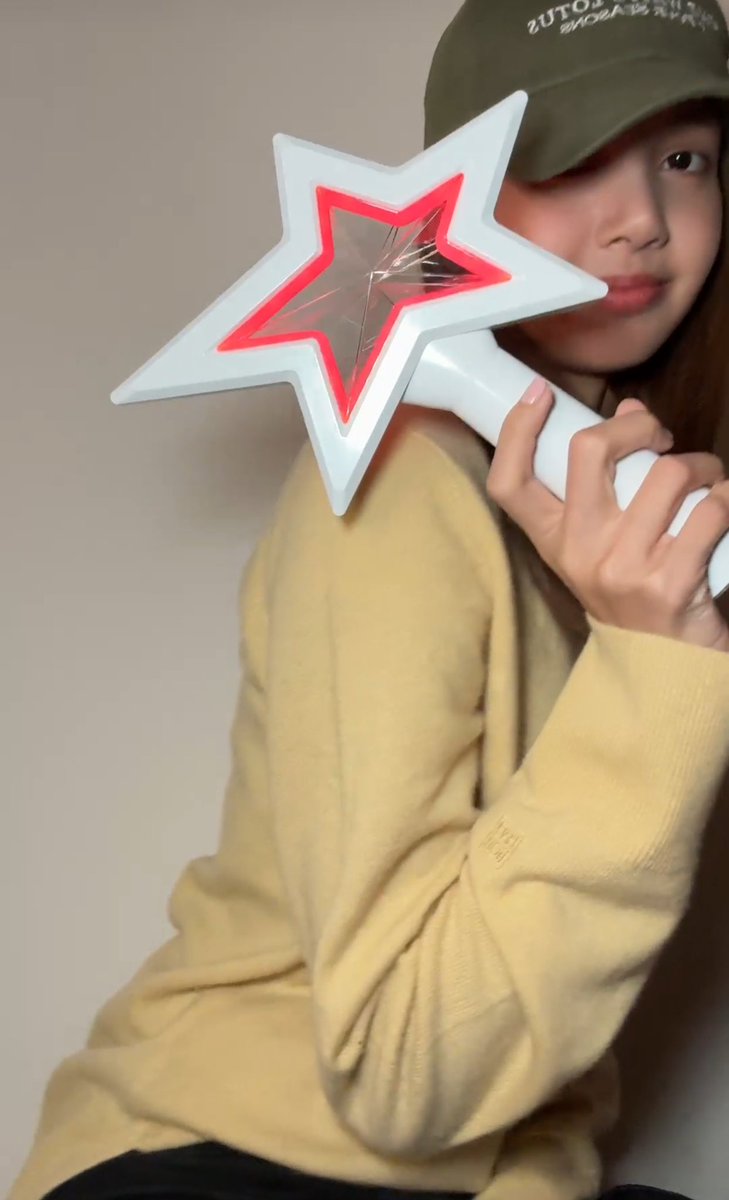 UpdateKGirls's tweet photo. 🚨VEIO AI! LISA divulga seu lightstick solo. https://t.co/xujhB3egPF