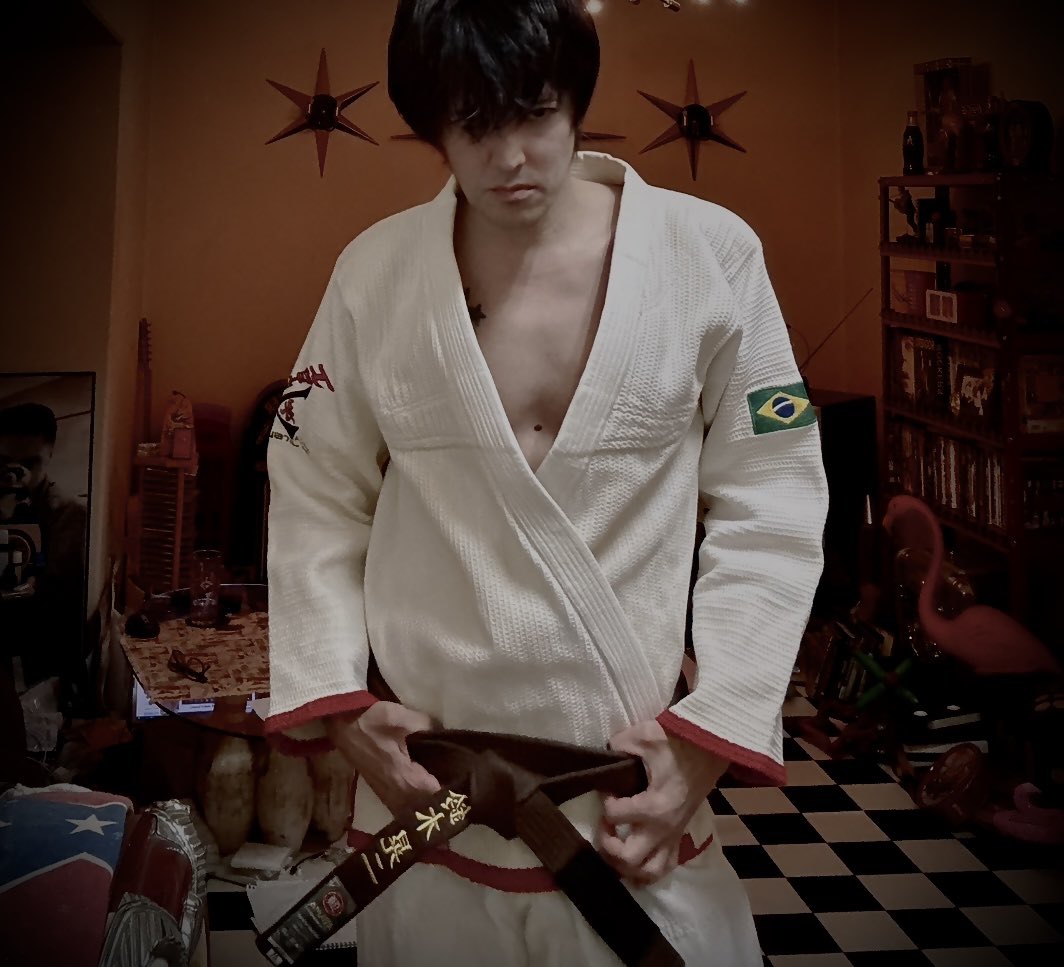 KOZYSUZY's tweet image. 試合にはもちろんレア胴衣に
「NATIVE SPIRIT」を貼り付けて背負い
勝ちに行く。

#ブラジリアン柔術 
#NATIVESPIRIT
#鈴木晃二格闘技団体