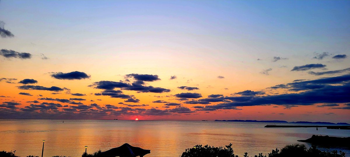 K_emitame's tweet photo. 今日もありがとうございました✨
 #沖縄県  #夕日  #海  #いまそら https://t.co/rvsbIL5P70