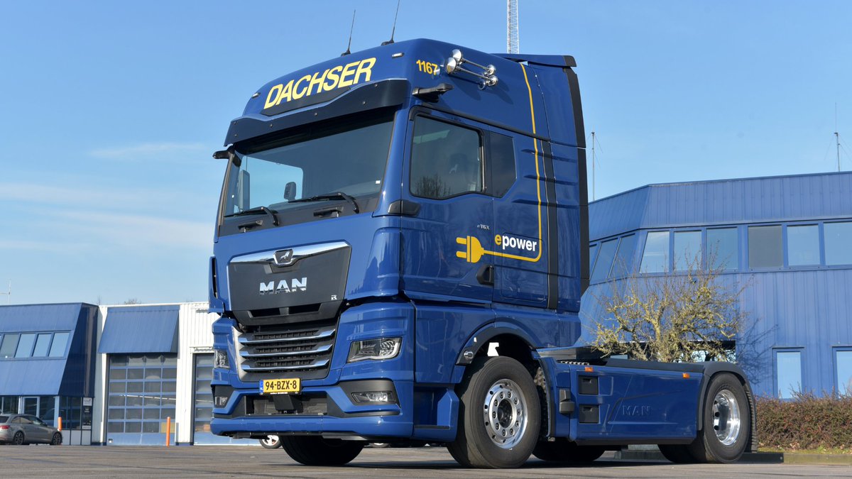 mullerffl's tweet image. Müller Fresh Food Logistics introduceert eerste e-truck in vloot

De MAN eTGX, volledig uitgevoerd in de kenmerkende huisstijl van DACHSER, start met regionale transporten om ervaring op te doen. 

Lees het volledige bericht op onze website: muller.nl/geen-onderdeel…